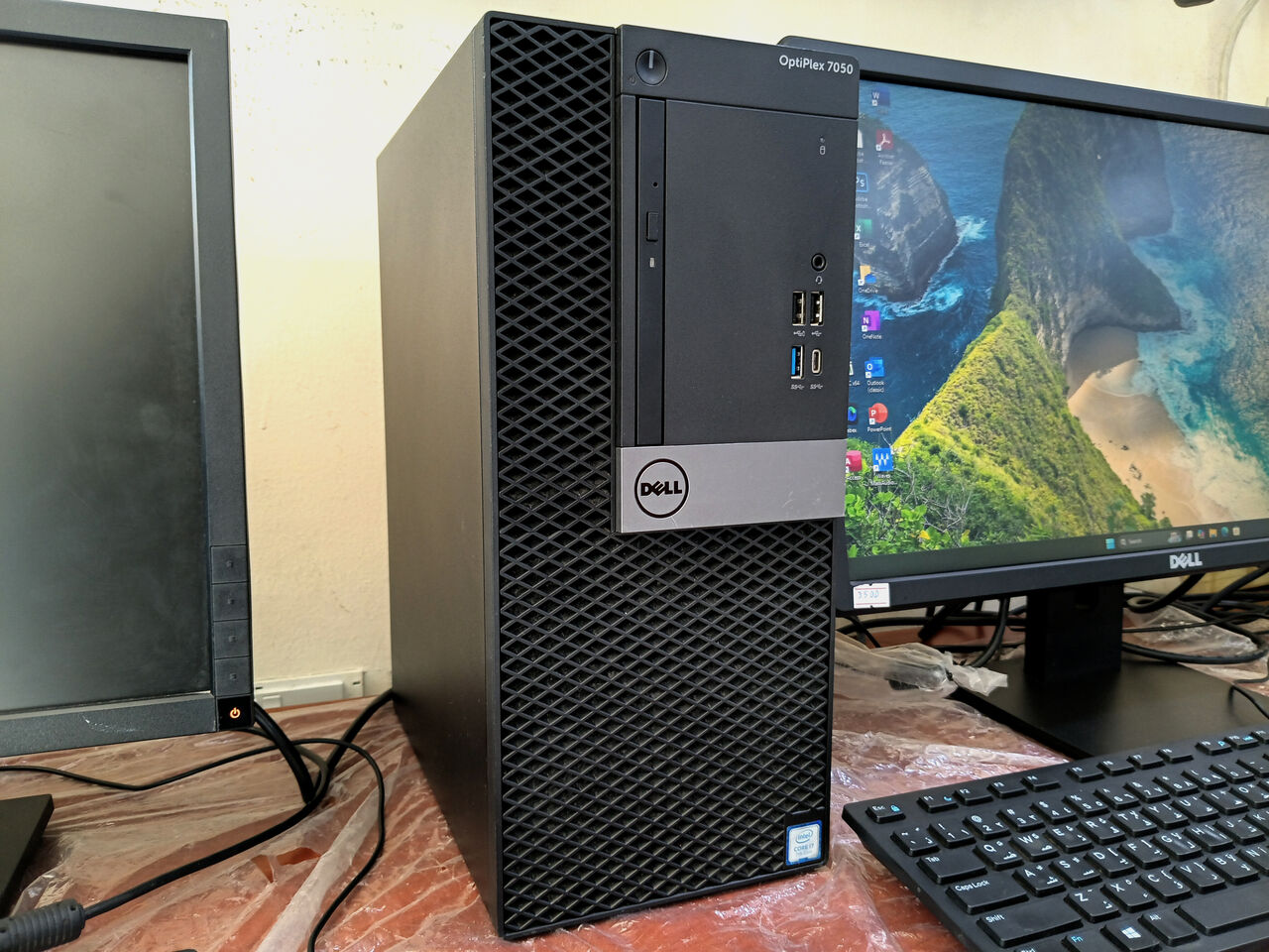 Riffa, Computers, BHD 105,  DELL Computer Set Intel Core I7 7th Gen DDR4 8GB RAM/240GB SSD 22&rsquo;&rsquo;inch Monitor Full HD