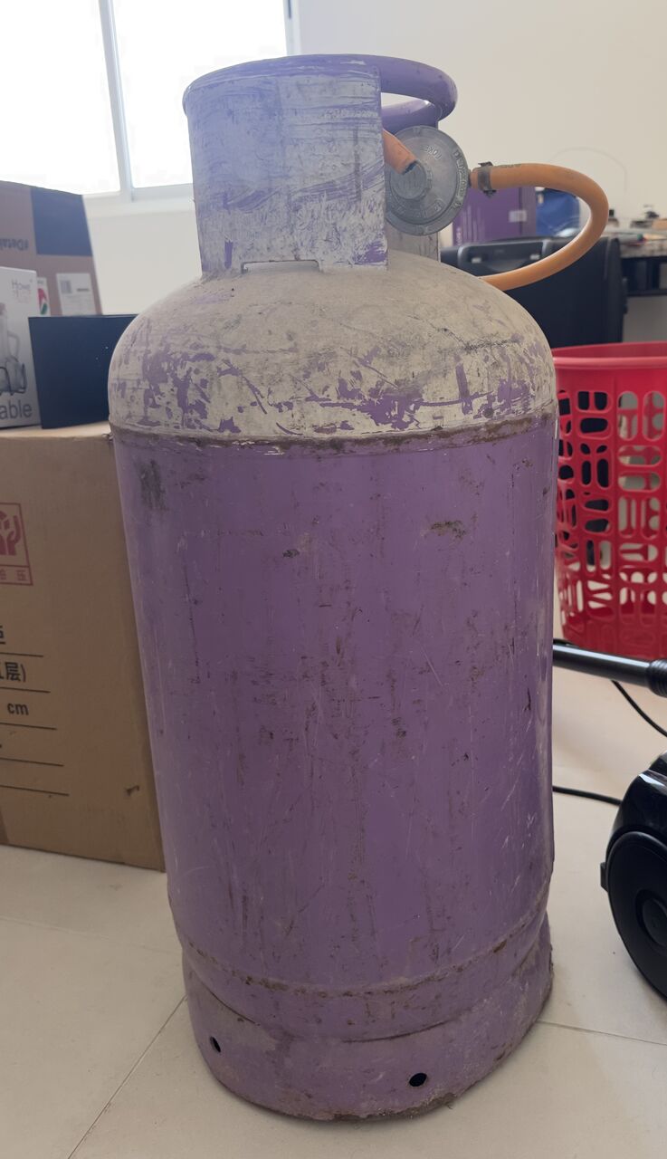 Busaiteen, Household Items, BHD 24,  Medium Sized Cylinder With Regulator For Sale. 4.5L Good Condition Clikon Air Fryer Free