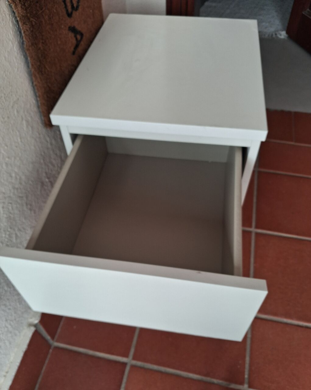 Jeddah, Household Items, SAR 100,  Coffee Table And White Bedside Drawer