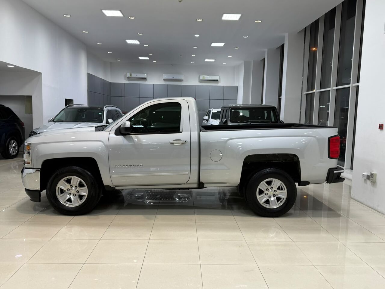 Manama, Vehicles, Cars & Trucks , BHD 7600,  Chevrolet Silverado LT,  2022,  Automatic,  114150 KM,   2018 (Silver)