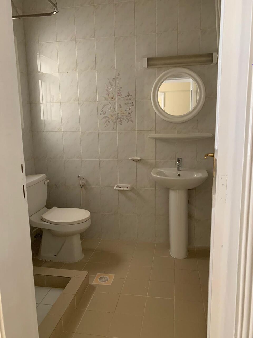 Hoora, Apartments, Flats, Houses & Villas, BHD 235/month,  Furnished,  SEMI FURNISHED 2 BHK FLAT FOR RENT WITH EWA NEAR TEA HOUSE HOORA