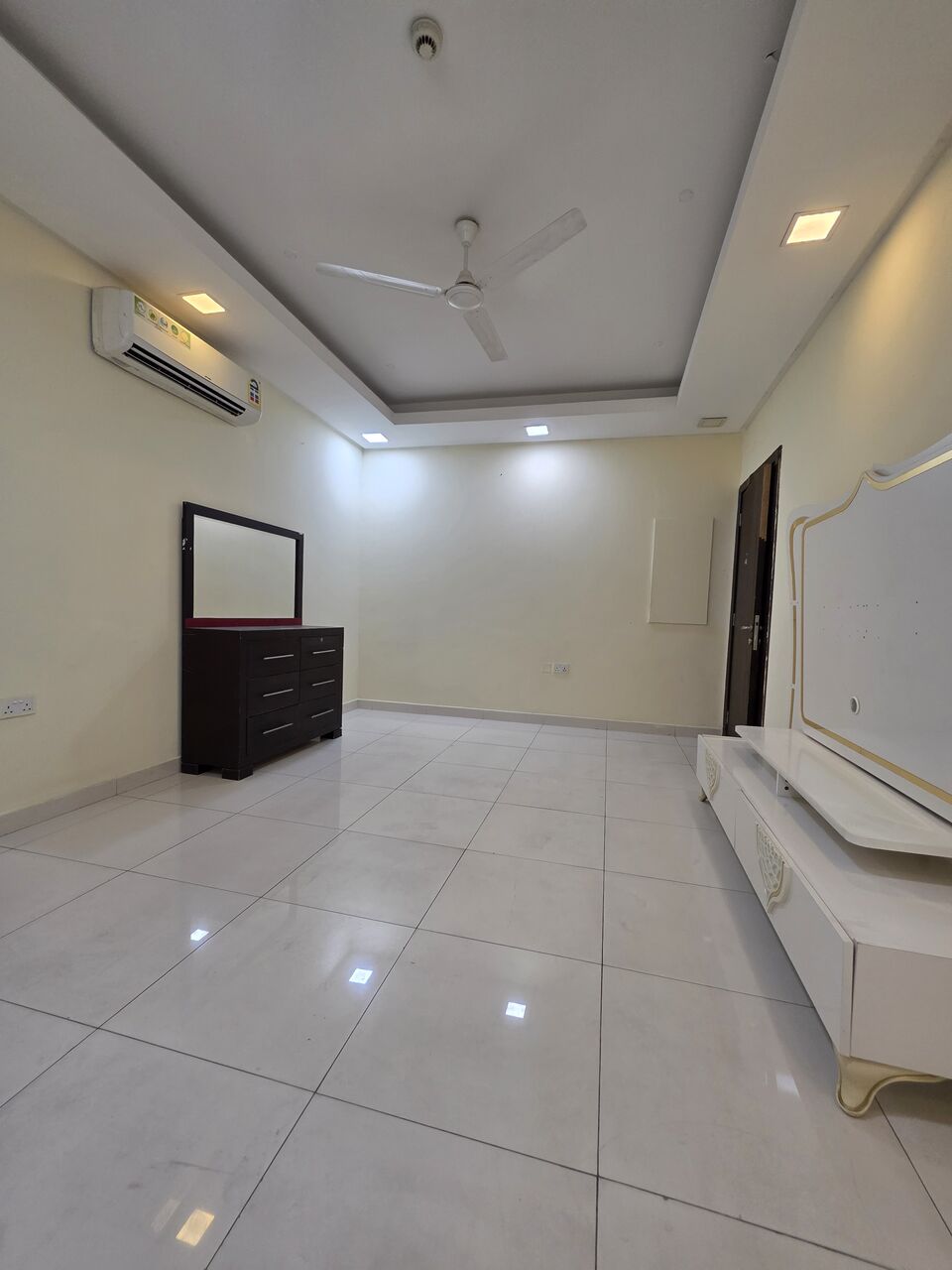 Hoora, Apartments, Flats, Houses & Villas, BHD 240/month,  2 BR,  -(Separate Water Meter) Semi Furnished 2 BHK Flat With Ewa @240/BD In Hoora