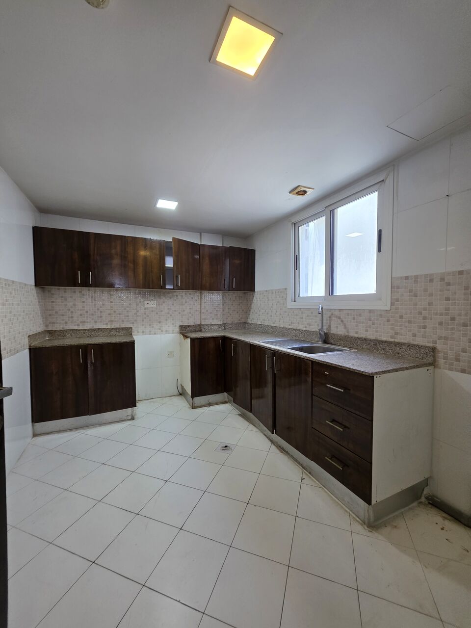 Hoora, Apartments, Flats, Houses & Villas, BHD 240/month,  2 BR,  -(Separate Water Meter) Semi Furnished 2 BHK Flat With Ewa @240/BD In Hoora