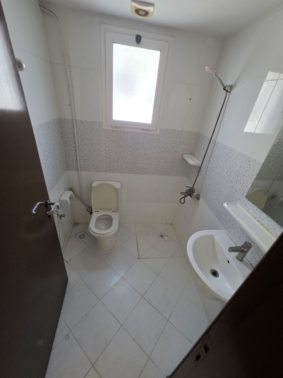 Hoora, Apartments, Flats, Houses & Villas, BHD 240/month,  2 BR,  -(Separate Water Meter) Semi Furnished 2 BHK Flat With Ewa @240/BD In Hoora