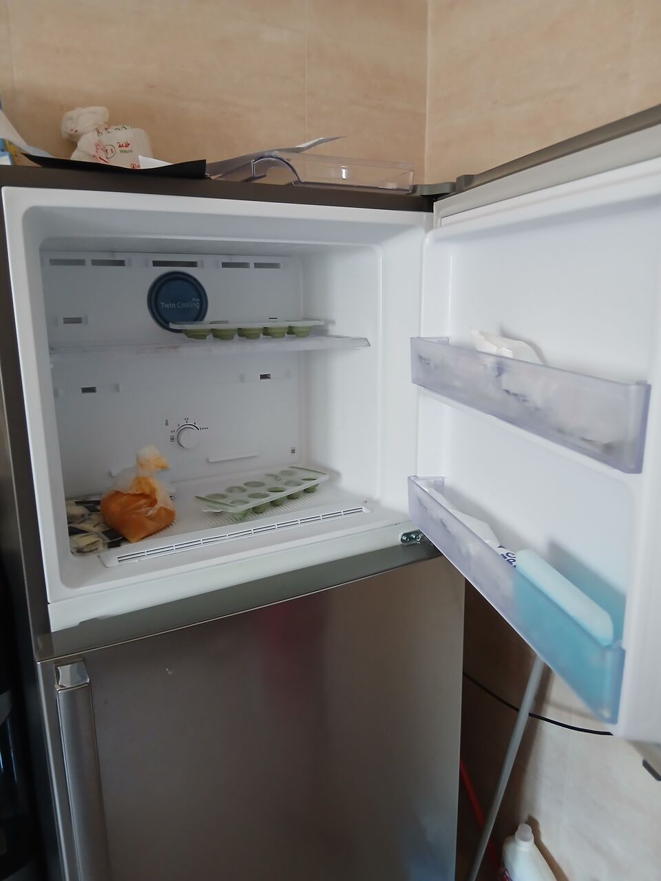 Jeddah, Appliances, SAR 1100,  Samsung Silver Fridge  362 L (12.7 Cu Ft).