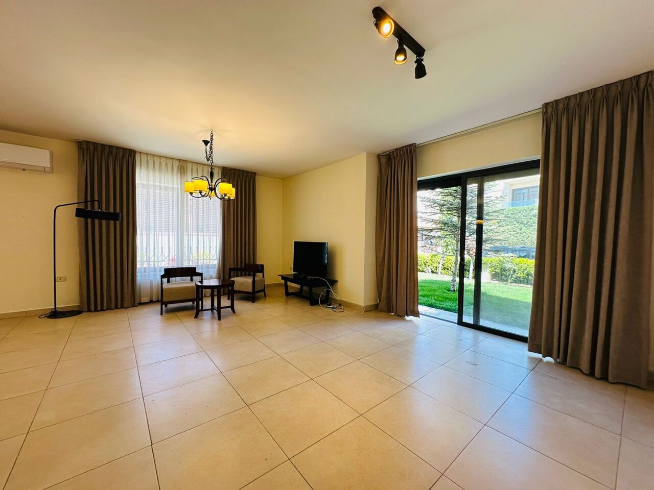 Abdoun, Apartments, Flats, Houses & Villas, JOD 25000/year,  Furnished,  3 BR,  200 Sq. Meter,  Ground Floor Apartment For Rent In Abdoun