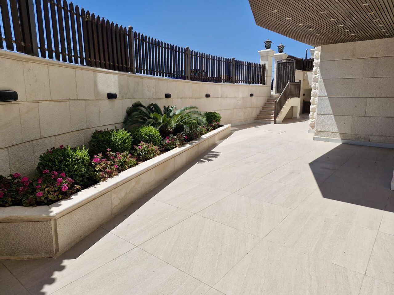 Amman, Apartments, Flats, Houses & Villas, JOD 16000/year,  4 BR,  200 Sq. Meter,  Semi Ground Apartment For Rent In Deir Ghubar