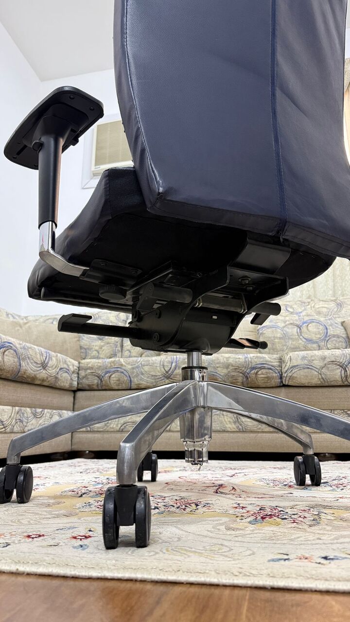 Riyadh, Furniture, SAR 95,  Heavy Duty Expensive Office Chair - Large Size (Final Throwaway Price 95 SR)