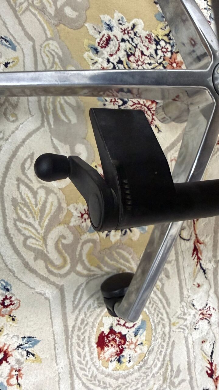 Riyadh, Furniture, SAR 95,  Heavy Duty Expensive Office Chair - Large Size (Final Throwaway Price 95 SR)