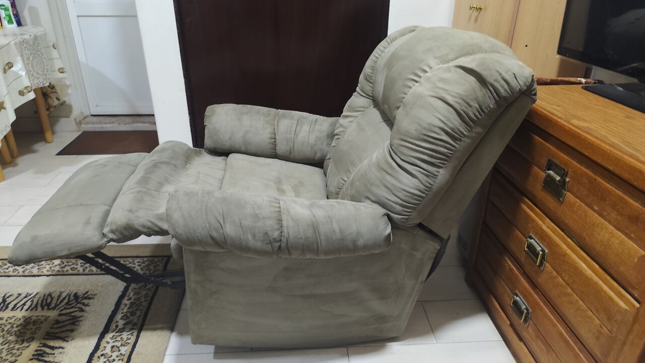Al Malaz, Household Items, SAR 250,  Recliner (rocking Chair) For Sale