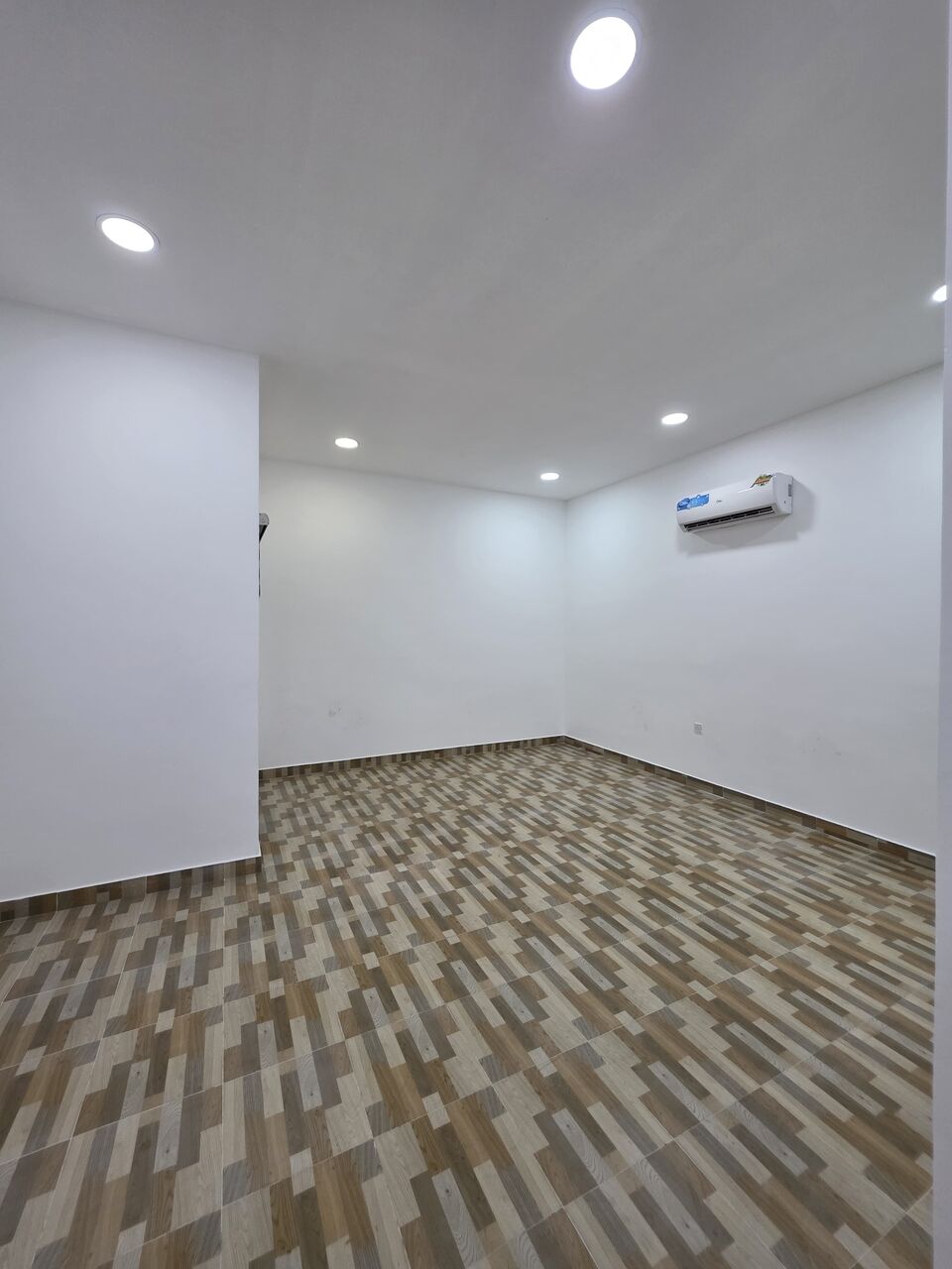 Hidd, Apartments, Flats, Houses & Villas, BHD 240,  2 BR,  Flat With Ewa And AC For Rent In Hidd