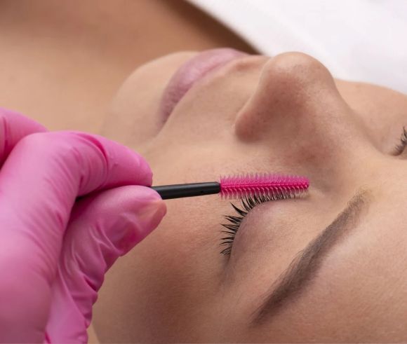 New York, Beautician, Perfectly Defined Brows With Professional Eyebrow Tinting In Corona