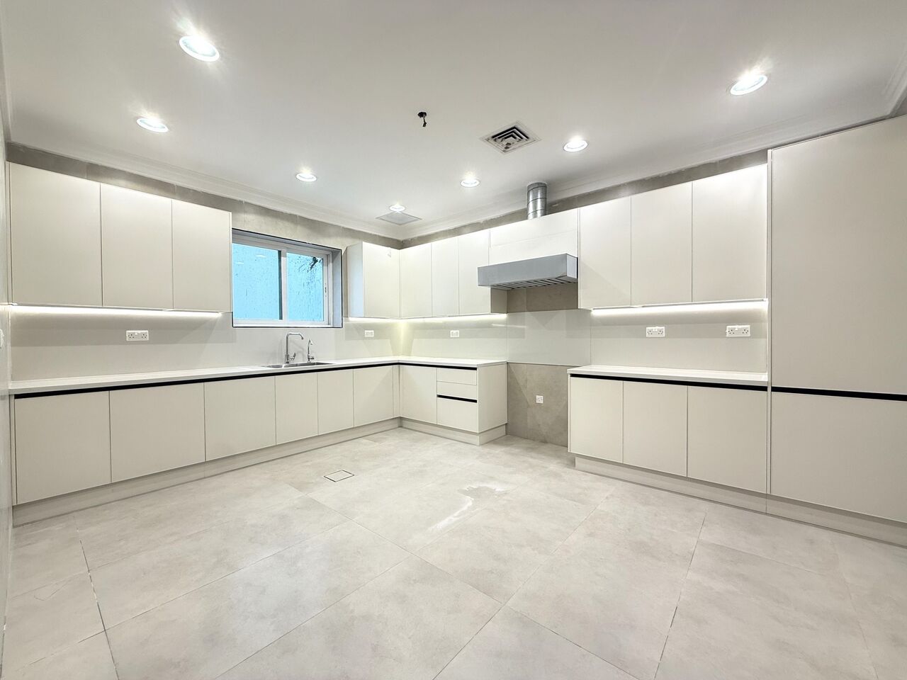 Kuwait City, Apartments, Flats, Houses & Villas, KWD 1100/month,  4 BR,  Shuhada &ndash; Spacious, Four Bedroom Floor W/balcony