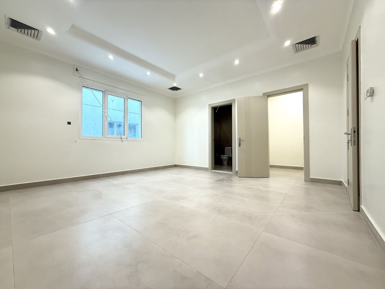 Kuwait City, Apartments, Flats, Houses & Villas, KWD 1100/month,  4 BR,  Shuhada &ndash; Spacious, Four Bedroom Floor W/balcony