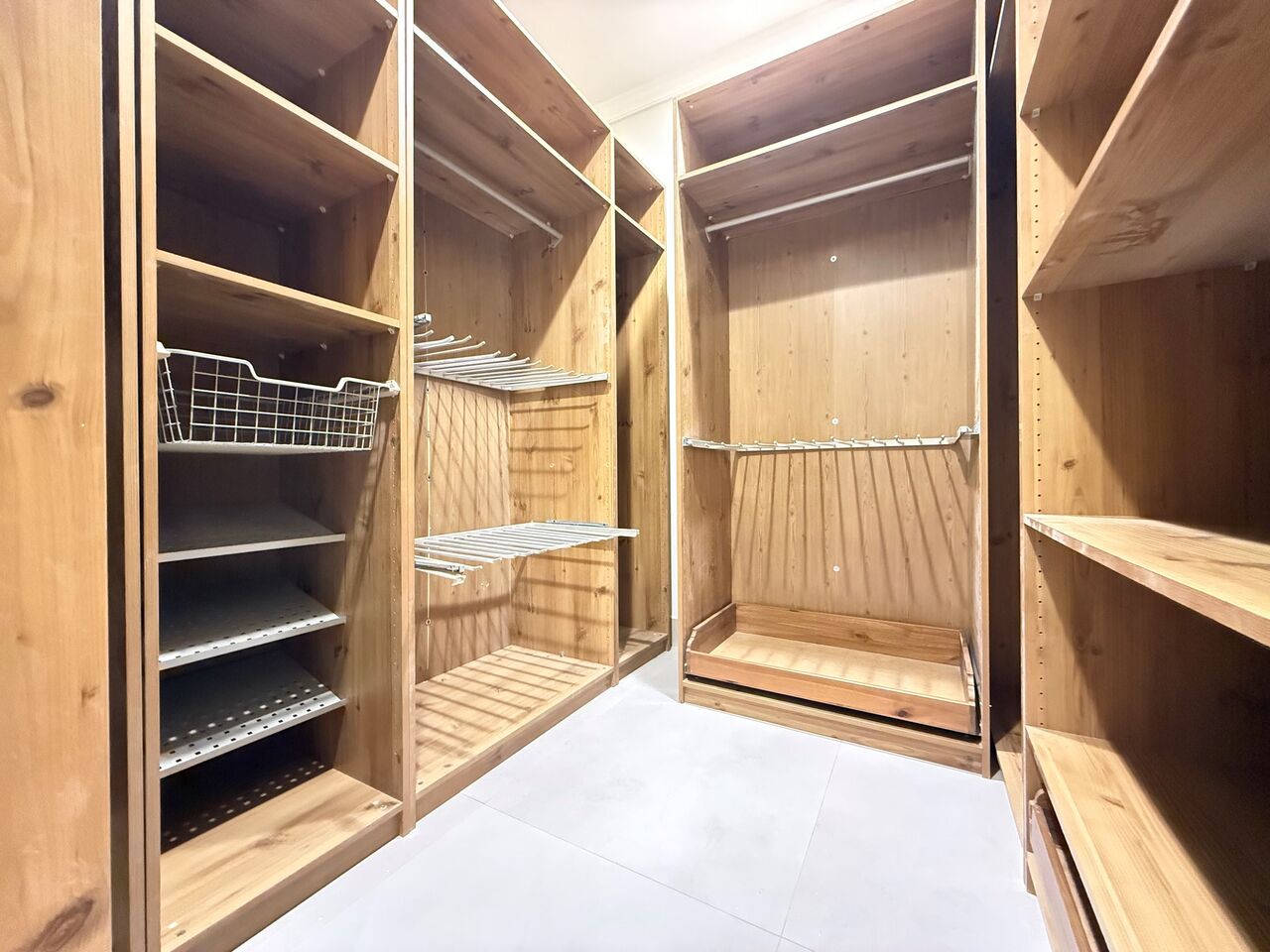 Kuwait City, Apartments, Flats, Houses & Villas, KWD 1100/month,  4 BR,  Shuhada &ndash; Spacious, Four Bedroom Floor W/balcony