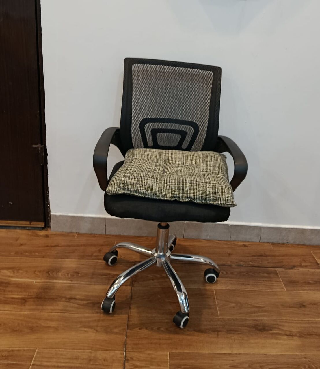 Riyadh, Furniture, SAR 120,  Black Mesh Ergonomic Office / Desk Chair With Chrome Base