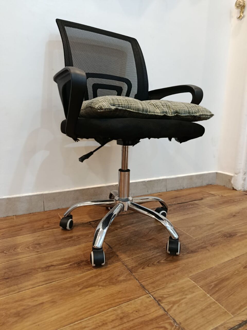 Riyadh, Furniture, SAR 120,  Black Mesh Ergonomic Office / Desk Chair With Chrome Base