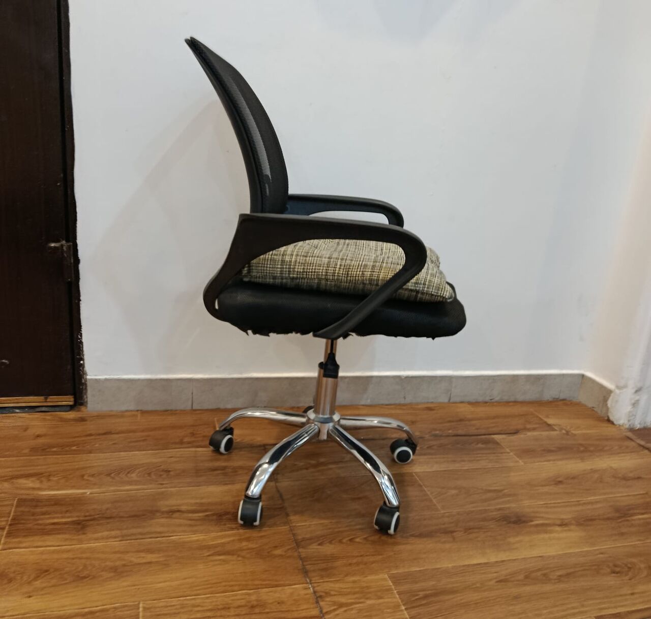 Riyadh, Furniture, SAR 120,  Black Mesh Ergonomic Office / Desk Chair With Chrome Base