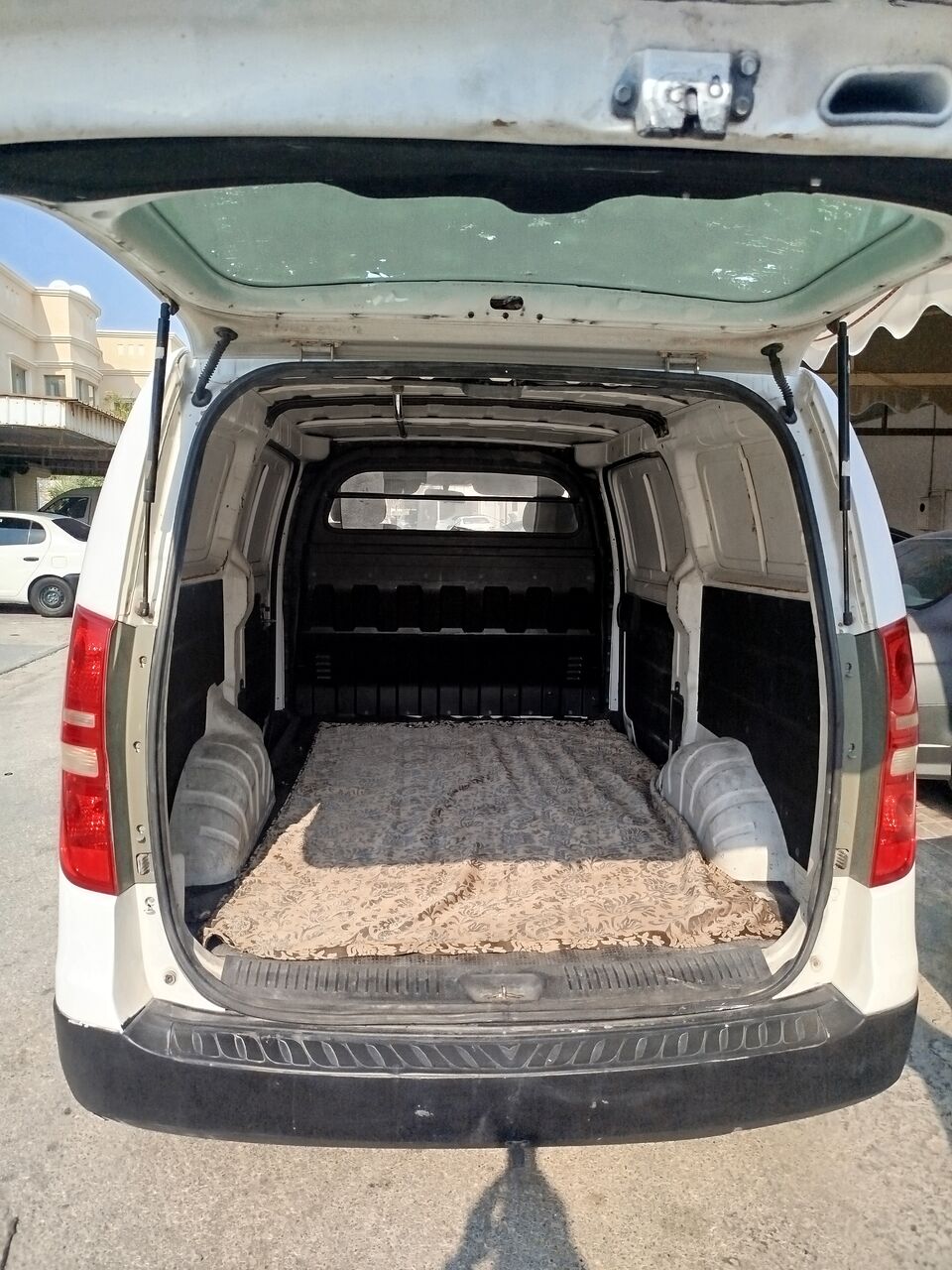 East Riffa, Vehicles, Cars & Trucks , BHD 1400,  Hyundai H1,  2013,  Automatic,  260000 KM,  For Sale  Cargo Fan