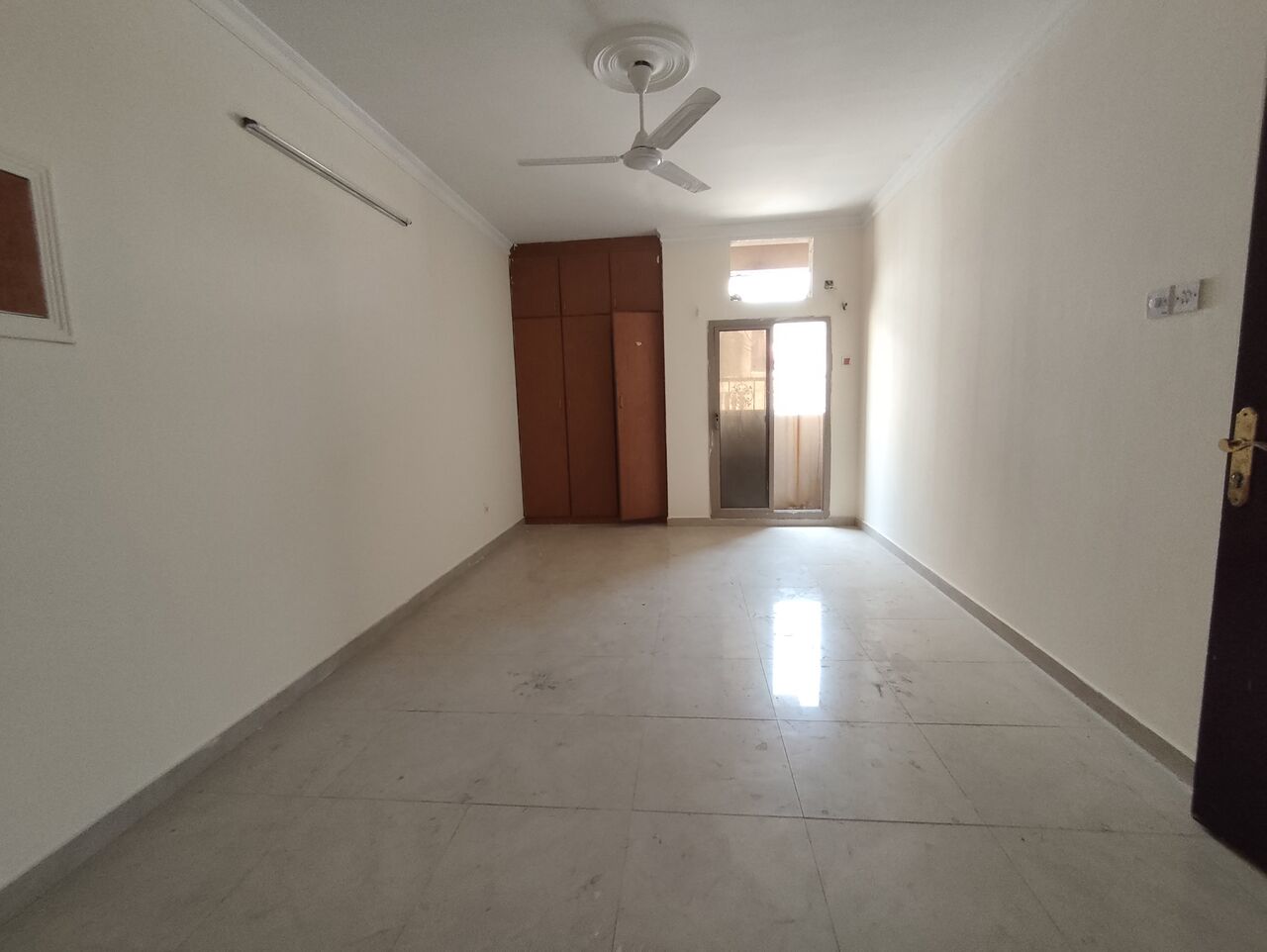 Salmaniya, Apartments, Flats, Houses & Villas, BHD 190/year,  1 BR,  Salmaniya:- 1Bhk Unfurnished Flat On Rent With Unlimited Ewa..
