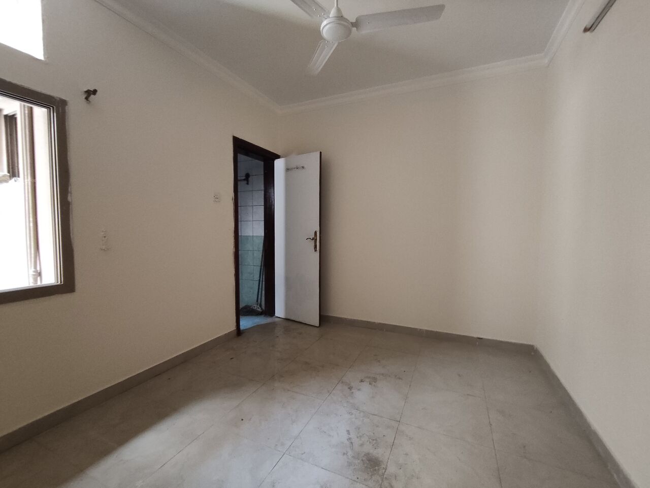 Salmaniya, Apartments, Flats, Houses & Villas, BHD 190/year,  1 BR,  Salmaniya:- 1Bhk Unfurnished Flat On Rent With Unlimited Ewa..