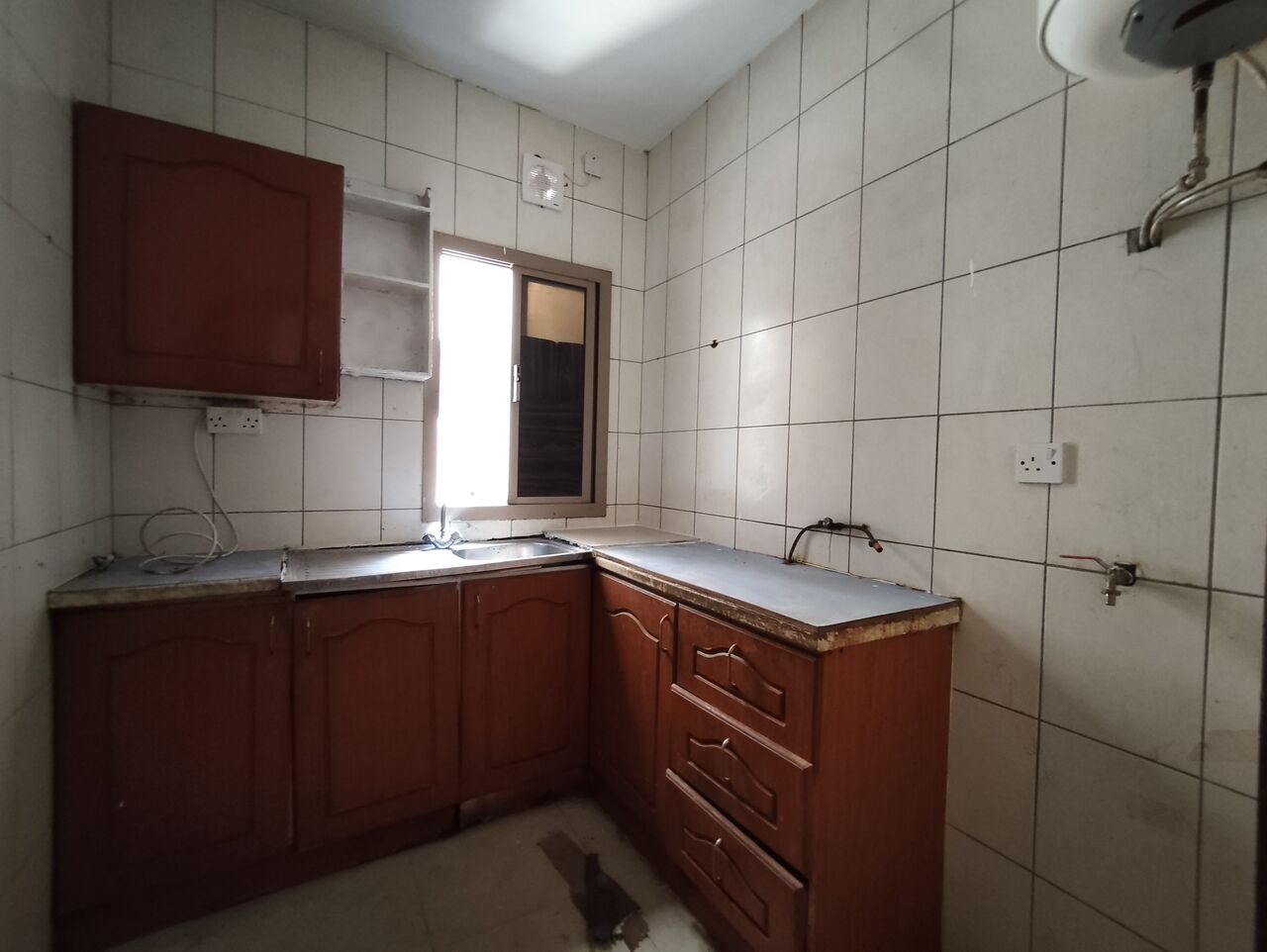 Salmaniya, Apartments, Flats, Houses & Villas, BHD 190/year,  1 BR,  Salmaniya:- 1Bhk Unfurnished Flat On Rent With Unlimited Ewa..