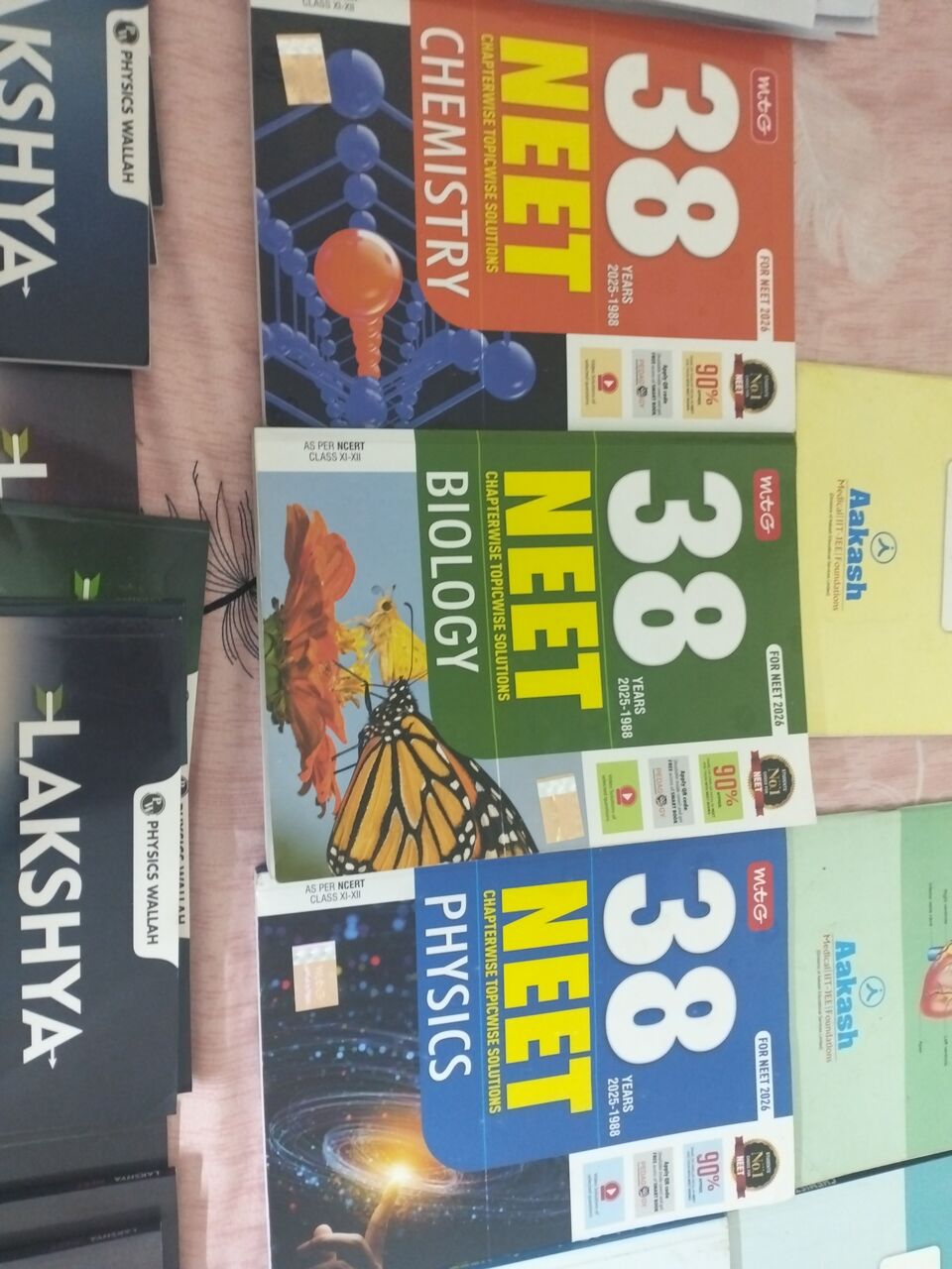 Mahooz, Books, BHD 70,  NEET PW And Akash Books Good As New With 50 Practice Question Papers With Omr Sheets