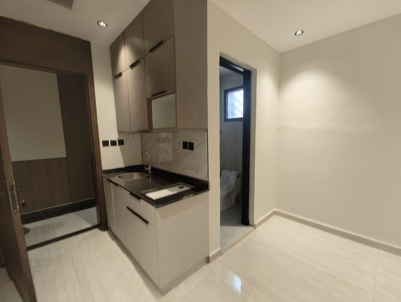 Al Wizarat, Apartments, Flats, Houses & Villas, SAR 20000/year,  1 BR,  Studio Apartment Available In Wizarat Near Marriott Hotel