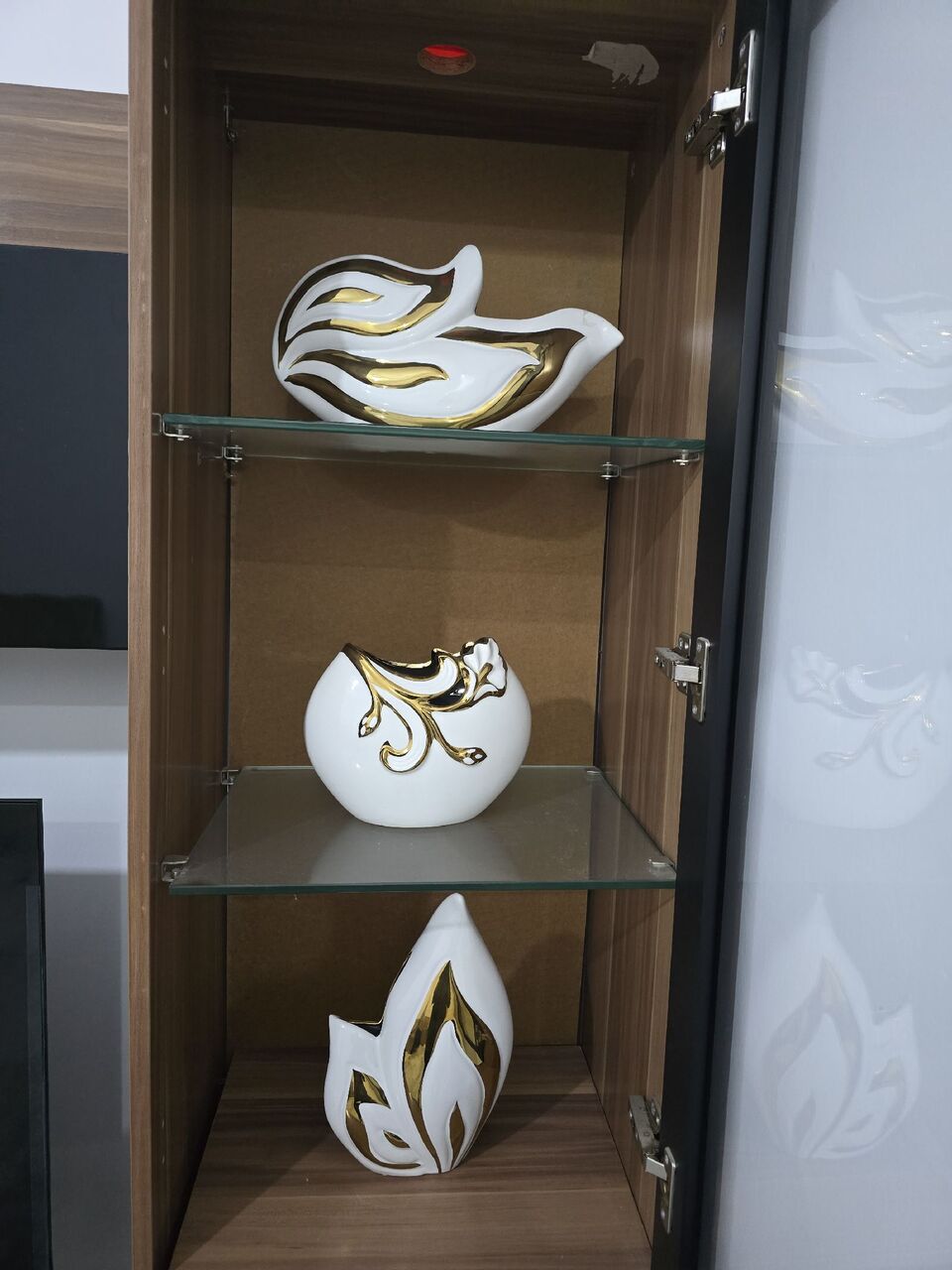 Al Aziziyah, Furniture, SAR 80,  3-Piece  White & Gold Ceramic Decor Set للبيع مستعجل بداعي السفر: طقم تحف د