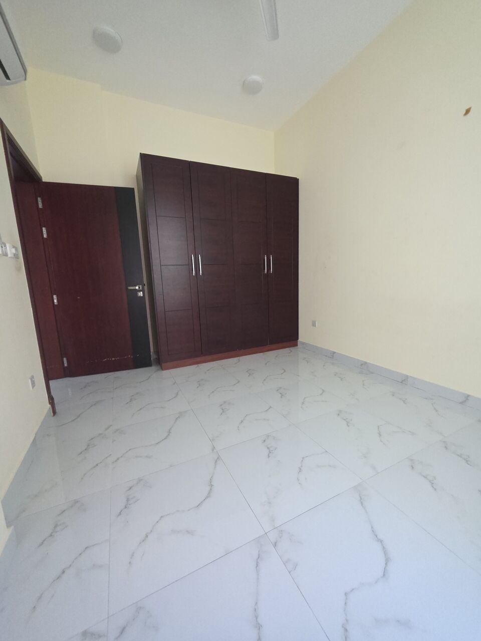 Manama, Apartments, Flats, Houses & Villas, BHD 275/month,  3 BR,  @2BATHROOM Hall Kitchen Without Electricity Balcony Car Parking