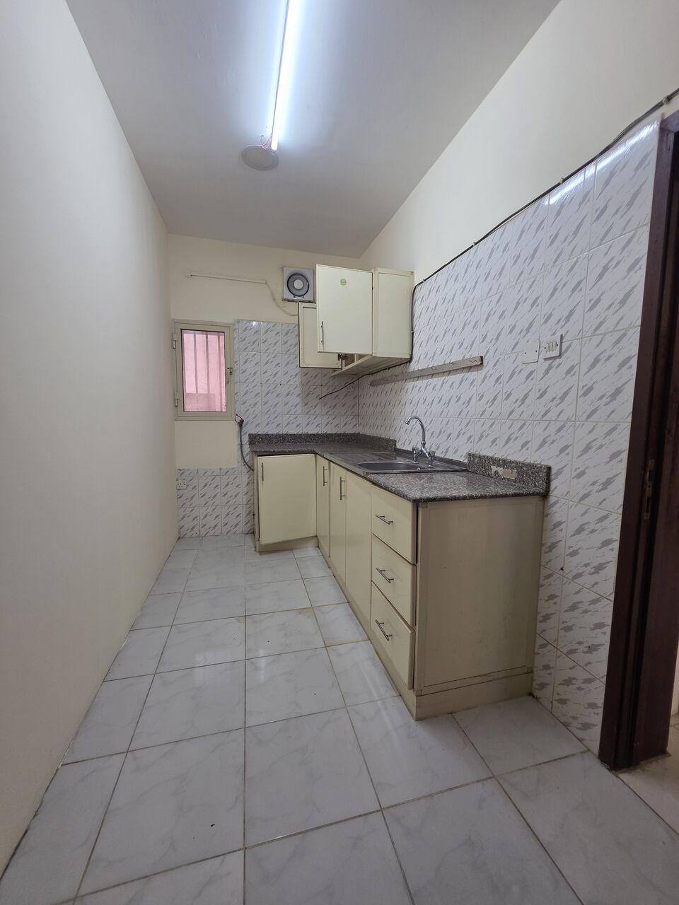 Manama, Apartments, Flats, Houses & Villas, BHD 240/month,  2 BR,  *2BATHROOM Hall Kitchen With Electricity No Limit