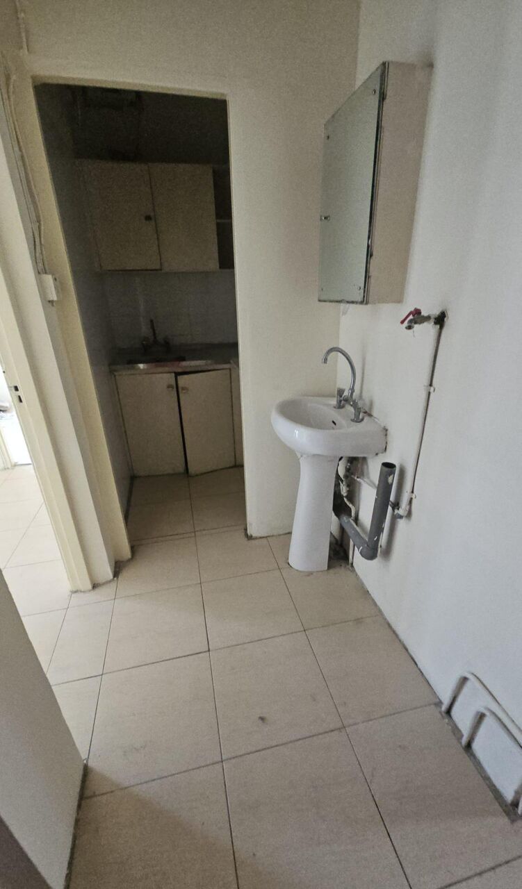 Salmaniya, Apartments, Flats, Houses & Villas, BHD 100/month,  1 BR,  1 Bedroom Unfurnished Flat For Rent Without Ewa