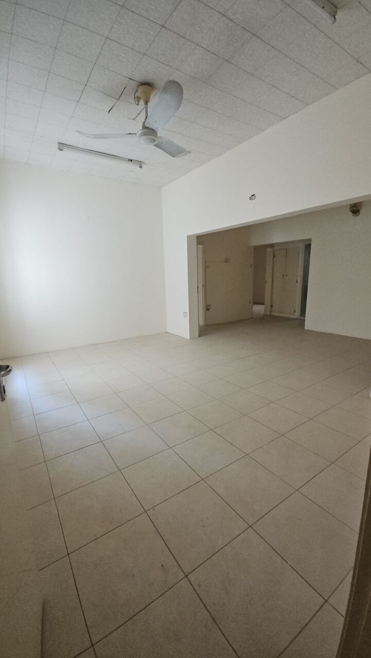 Salmaniya, Apartments, Flats, Houses & Villas, BHD 200/month,  3 BR,  3 Bedroom Unfurnished Flat For Rent Without Ewa