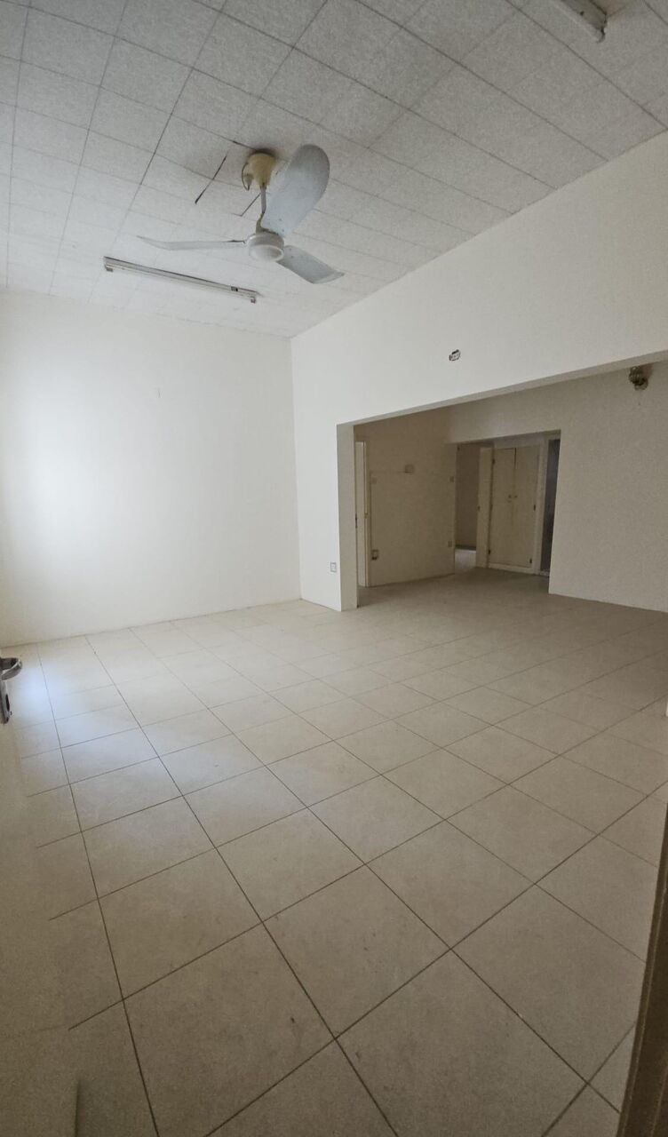 Salmaniya, Apartments, Flats, Houses & Villas, BHD 200/month,  3 BR,  3 Bedroom Unfurnished Flat For Rent Without Ewa