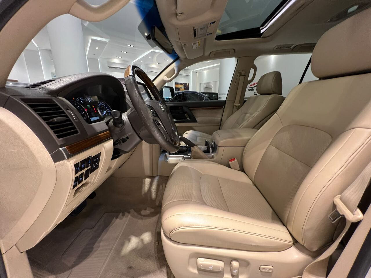 East Riffa, Vehicles, Cars & Trucks , BHD 12900,  Toyota Land Cruiser,  2018,  Automatic,  450000 KM,   GXR V8 MODEL  FOR SALE