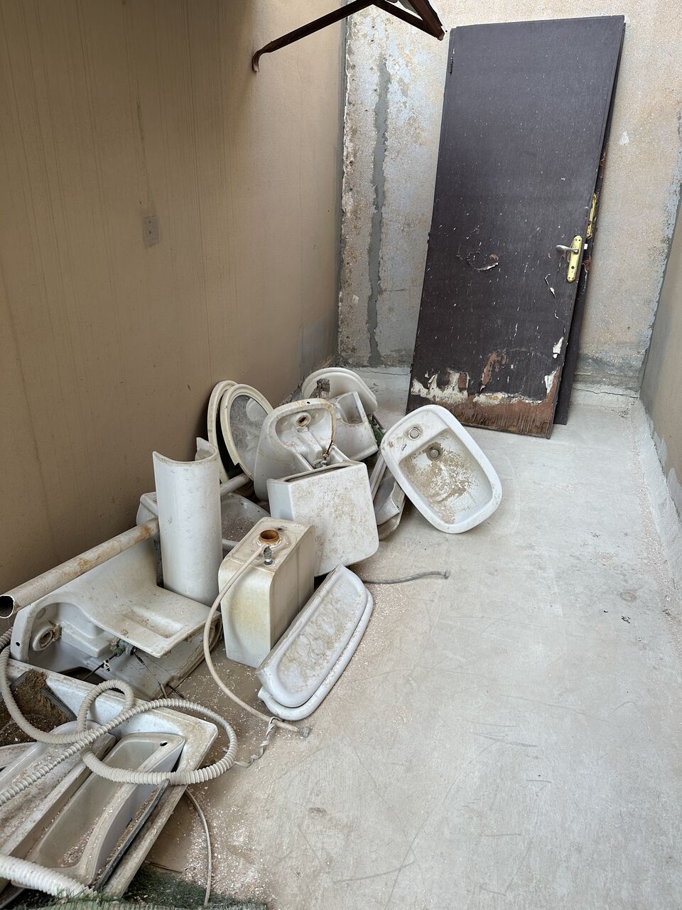 Riyadh, Free Items, Old Bathroom Appliances. 2 Wooden Doors