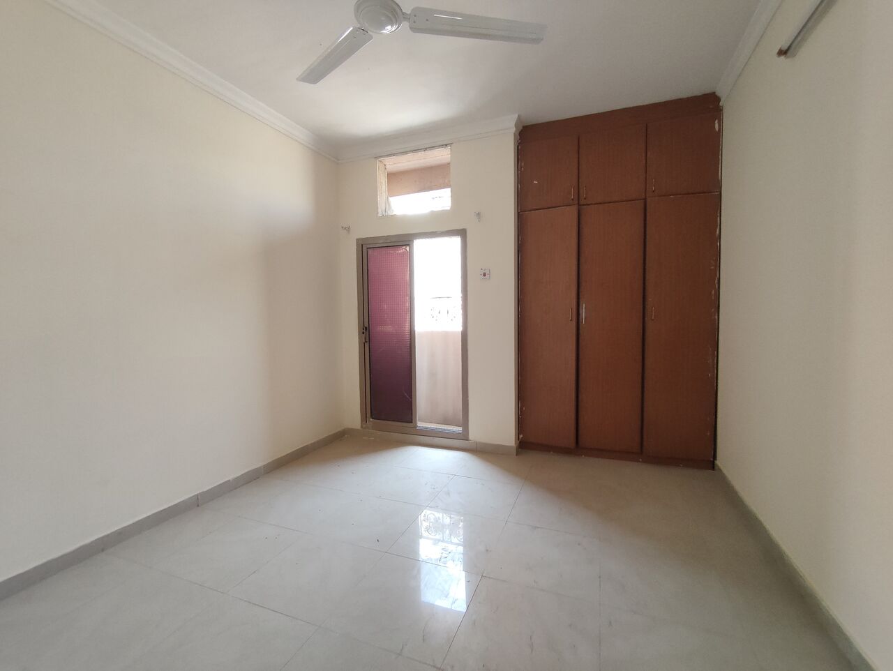 Salmaniya, Apartments, Flats, Houses & Villas, BHD 140/year,  2 BR,  Salmaniya:- 2Bhk Unfurnished Flat On Rent..