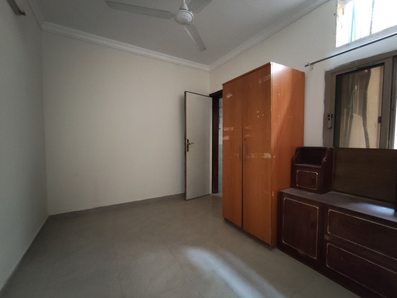 Salmaniya, Apartments, Flats, Houses & Villas, BHD 140/year,  2 BR,  Salmaniya:- 2Bhk Unfurnished Flat On Rent..
