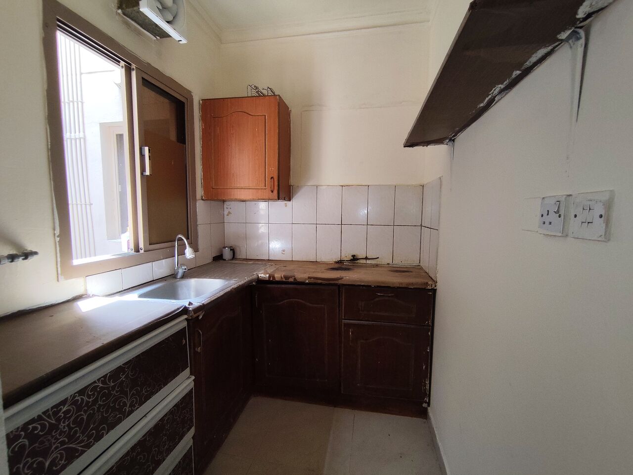 Salmaniya, Apartments, Flats, Houses & Villas, BHD 140/year,  2 BR,  Salmaniya:- 2Bhk Unfurnished Flat On Rent..