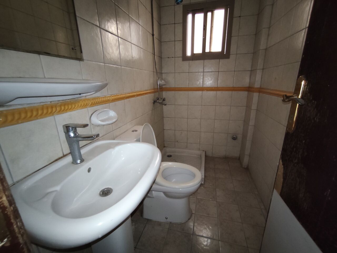 Salmaniya, Apartments, Flats, Houses & Villas, BHD 140/year,  2 BR,  Salmaniya:- 2Bhk Unfurnished Flat On Rent..