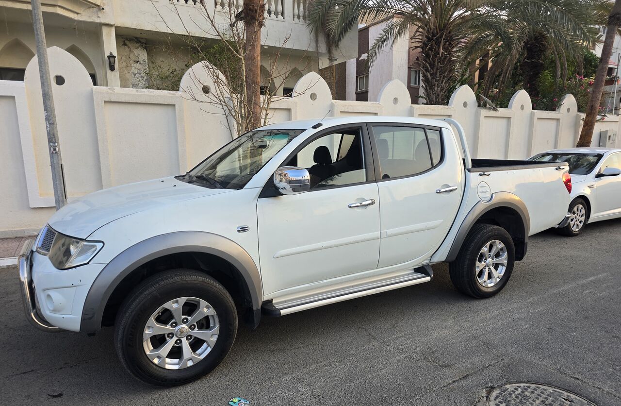 Jeddah, Vehicles, Cars & Trucks , SAR 45000,  Mistsubishi L200 Pickup,  2015,  Automatic,  136009 KM,  Mitsubishi Pickup 4x4