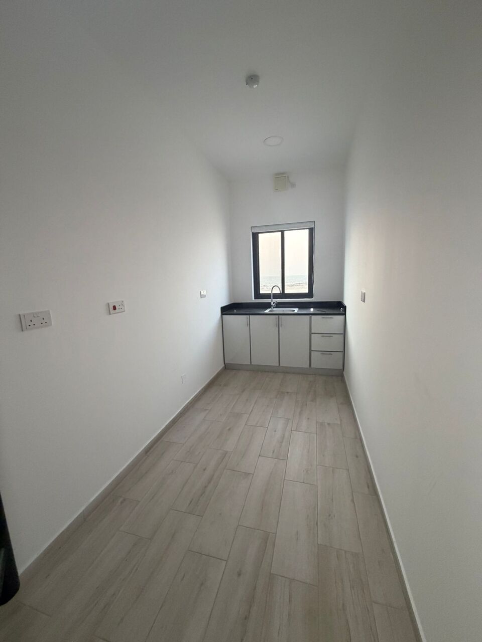 Manama, Housing Exchanges, BHD 360/month,  1 BR,  80 Sq. Meter,  Commercial Office For Rent In Seef District Direct Sea View Consists Of: Room, Bathroom, L