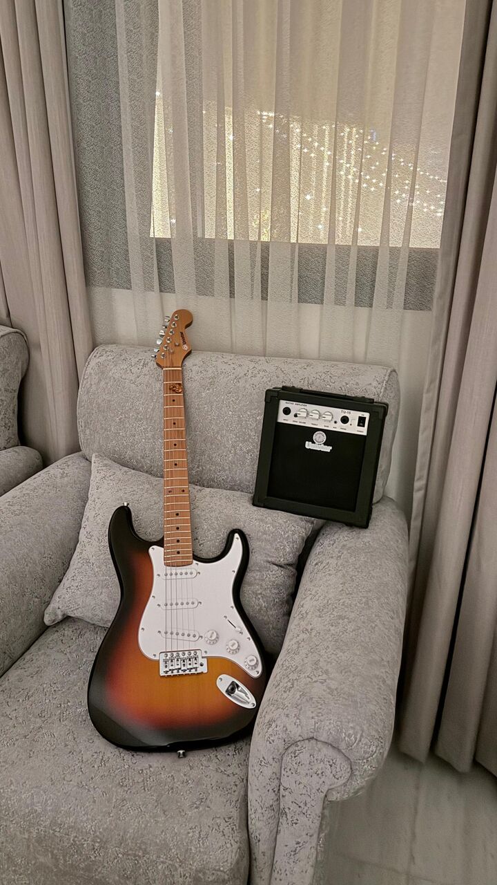 Al Malaz, Musical Instruments, SAR 1500,  Yamaha Unistar - Electric Guitar With Full Accessories