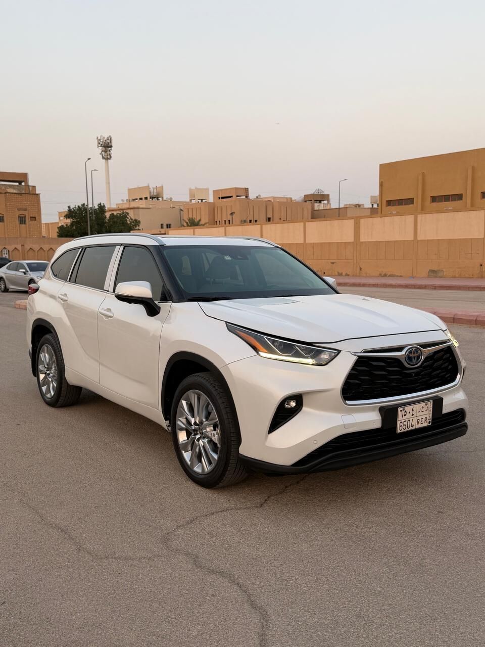Riyadh, Vehicles, Cars & Trucks , SAR 126000,  TOYOTA HIGHLANDER HYBRID,  2023,  Automatic,  85000 KM,  HYBRID LIMITED OPTION 1