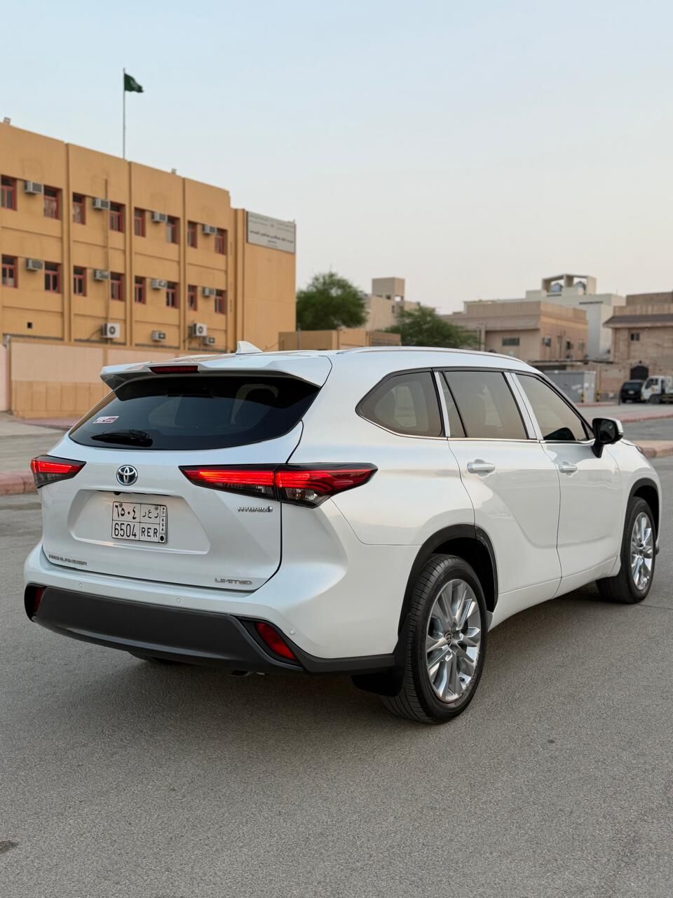 Riyadh, Vehicles, Cars & Trucks , SAR 127500,  TOYOTA HIGHLANDER,  2023,  Automatic,  85000 KM,  HYBRID LIMITED OPTION 2