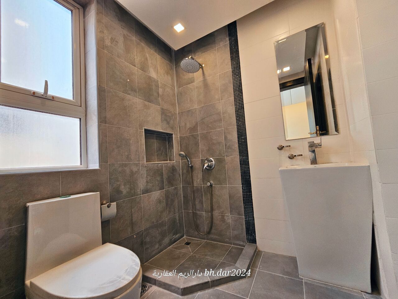 Hidd, Apartments, Flats, Houses & Villas, BHD 240/year,  1 BR,  Al Hidd City/High-end Apartment For Rent Furnished With All Inclusive Electricity