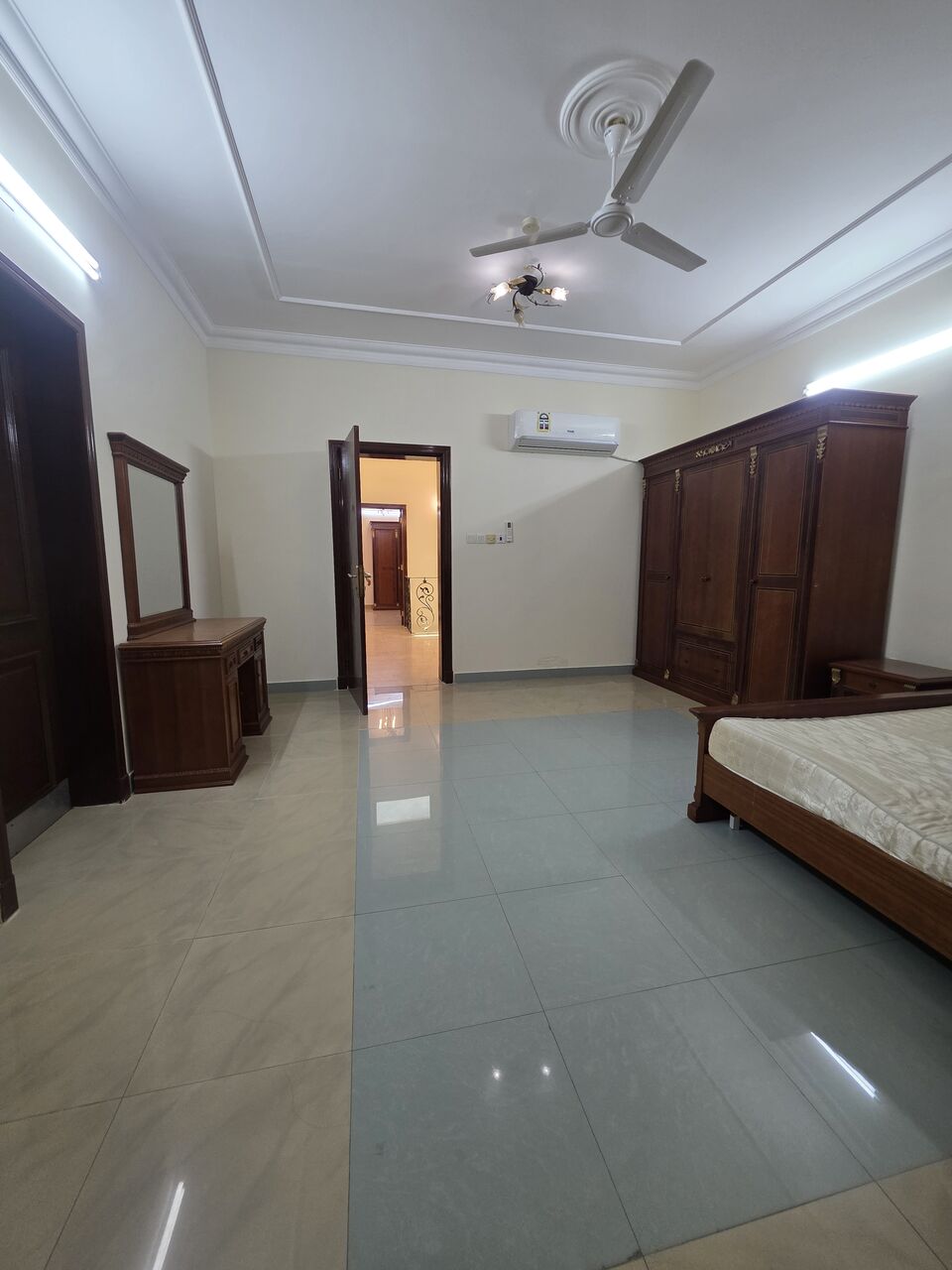 Busaiteen, Villas, BHD 500,  KATHROOM Hall Kitchen With Electricity Car Parking Villa For Rent