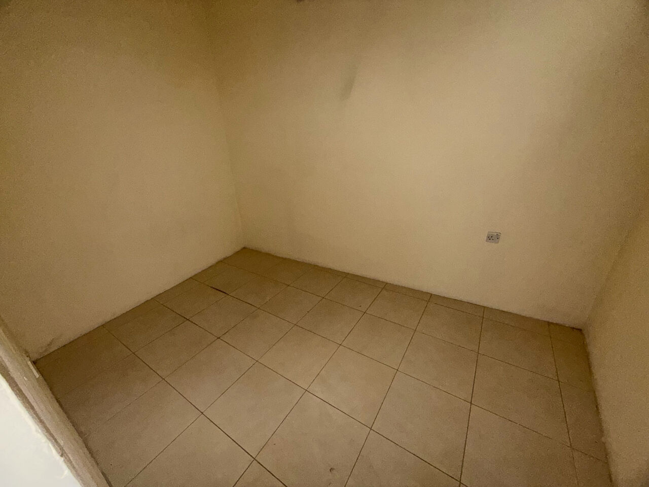 Salmaniya, Apartments, Flats, Houses & Villas, BHD 170/month,  3 BR,  3 Bedroom Flat For Rent Without Ewa