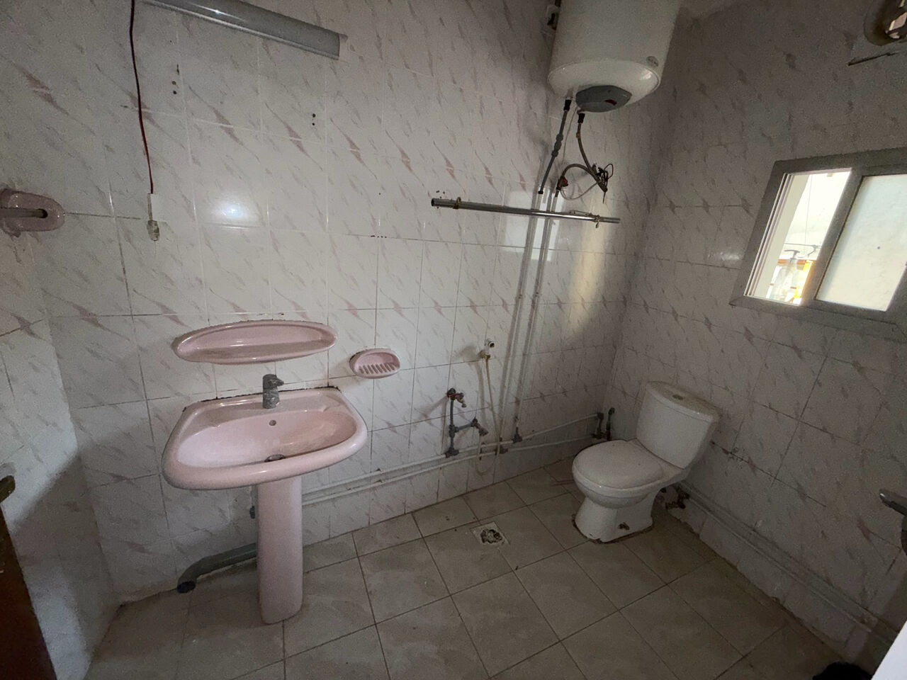 Salmaniya, Apartments, Flats, Houses & Villas, BHD 170/month,  3 BR,  3 Bedroom Flat For Rent Without Ewa