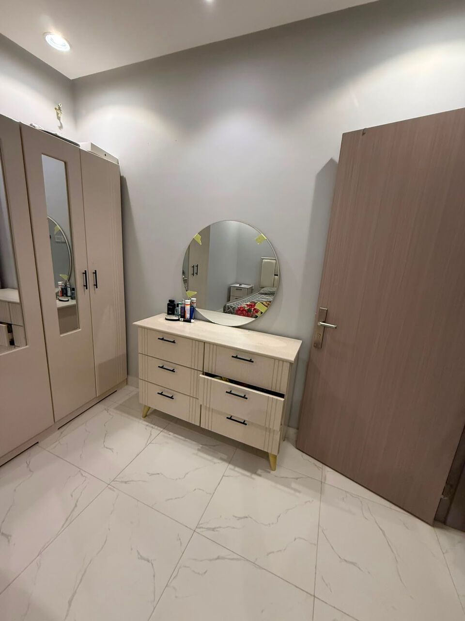 Al Wizarat, Apartments, Flats, Houses & Villas, SAR 1700/month,  1 BR,  1 Furnished Bedroom Available In Family Appartment For Single Female